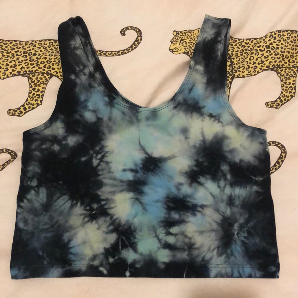 Victoria’s Secret Pink cropped tank.